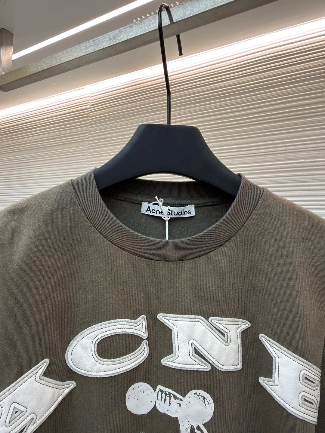 Acne Studios old logo fake two-piece long sleeves ●Original version: purchased and developed for 5500 ●Item number: 1681409-A65 ●Fabric: plain cotton fabric ●Technology: glue printing production ●Color: gray ●Version: fitted version ●Weight: about 425 grams ●Size: S-M-L-XL ●Description: Customized elegant cotton double-ply soft plain weave fabric and plaid moire memory plain weave cotton, soft, delicate and comfortable to the skin A hint of calmness and restraint in gray-toned green exudes a quiet and deep beauty. The ACNE GYM logo on the body is outlined with powerful white lines. For Everyone is simple but contains profound meaning. The old-fashioned effect that is inadvertently smudged meets the carrier of retro sentiment. It makes a stunning appearance in a fake two-piece version. It cleverly simulates the layering effect and is full of fashionable tension. Make every outfit a fashionable feast, using imported machine appliqué technology. Use advanced computer control systems and precision mechanical components to implement ACNE GYM appliqué operations. Present an embroidery effect with both clarity and three-dimensionality, using glue printing. The printing has been modified three times with film screens. Use glue liquid paint to print the pattern on the fabric. Bake the fabric to fix the printing pattern, and use the gradient old-fashioned spray process. Spray dyes of different colors on the surface of the fabric. Realize that clothes can show rich color changes under different lights and increase visual layering. The overall wiring is straight and delicate, the fabric is comfortable and soft, and the color is consistent without color difference. It can be matched with the same style to create a fashionable look and control various occasions. Customized accessories, complete with three standards, same style for men and women!